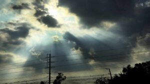 কালো মেঘে ঢাকল কলকাতার আকাশ, কমলা সতর্কতা জারি করল আবহাওয়া দপ্তর